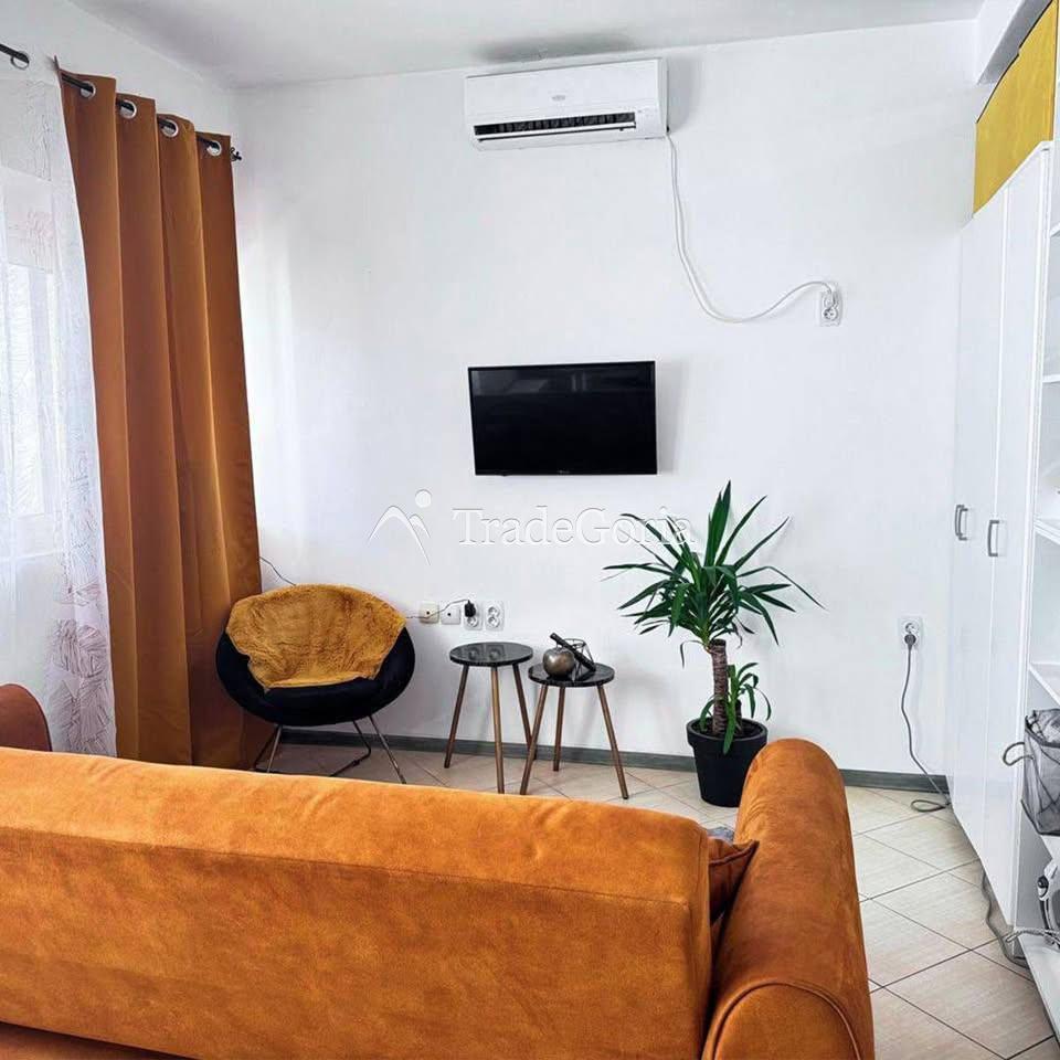 Ein-Zimmer-Wohnung zum Verkauf in Dobra Voda, Montenegro.
