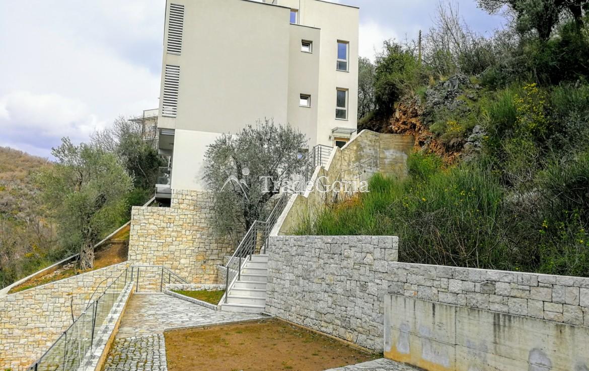 Zu verkaufen: Wohnhaus mit identischen Layout-Apartments