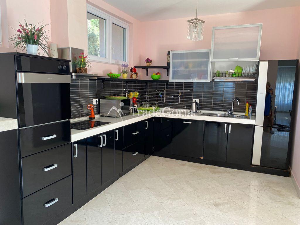 Продаётся вилла во второй линии от моря с большим участком 1046 м² в Утехе