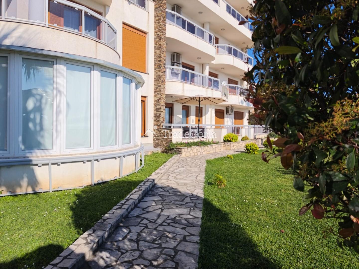 Verkauf einer großen Wohnung mit 2 Garageplätzen in Good Waters