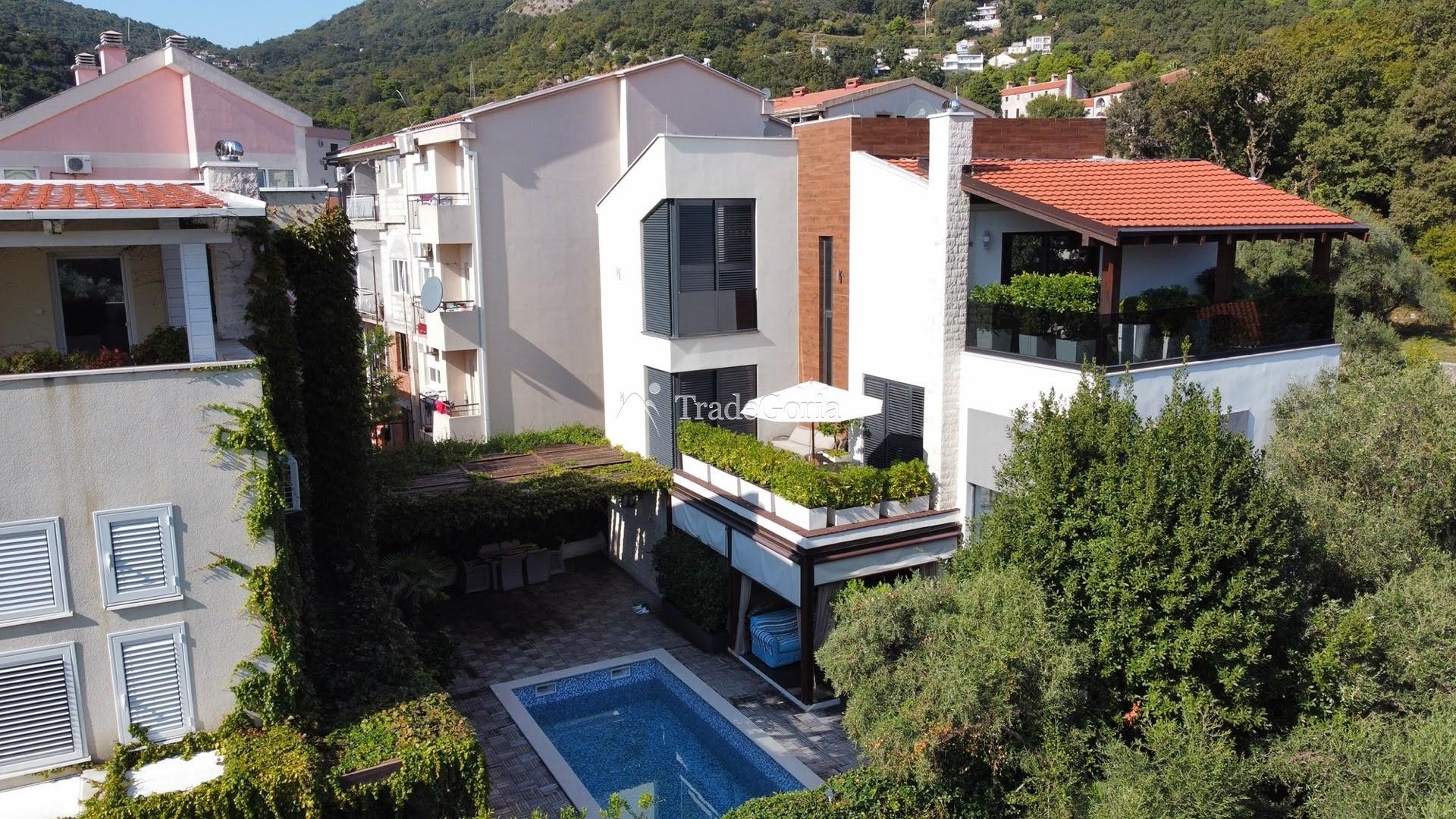 Sale of a complex of two modern villas in Budva