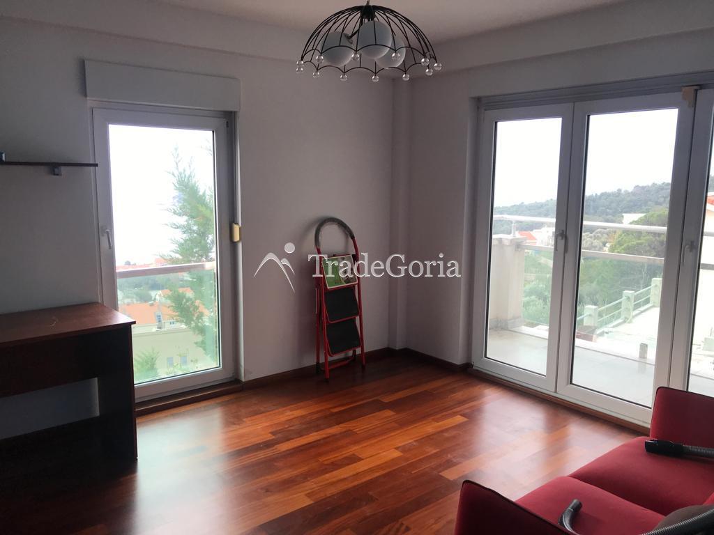 Geräumige Dreizimmerwohnung mit Meerblick in Petrovac