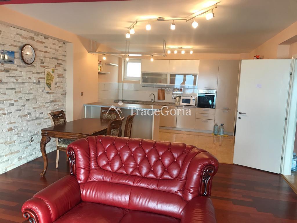 Geräumige Dreizimmerwohnung mit Meerblick in Petrovac