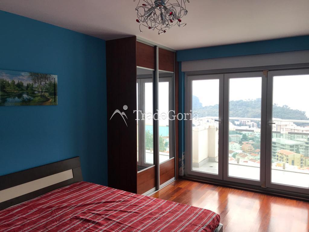 Geräumige Dreizimmerwohnung mit Meerblick in Petrovac