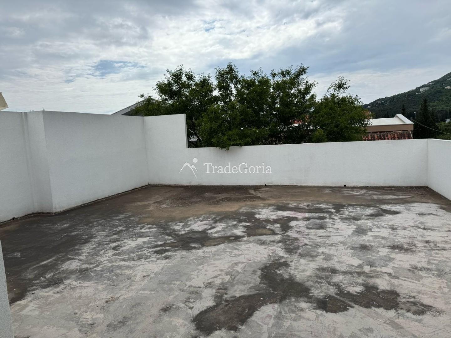 Spacious House + Apartments for Rent in Sutomore
