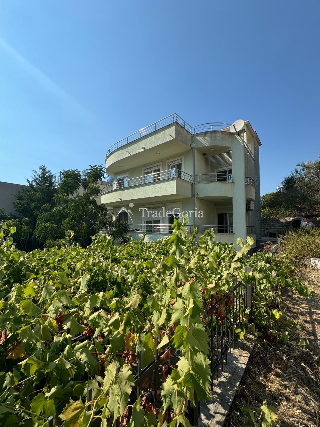 Spacious house 30 meters from the sea in Utjeha with a relaxation area and garden on the plot