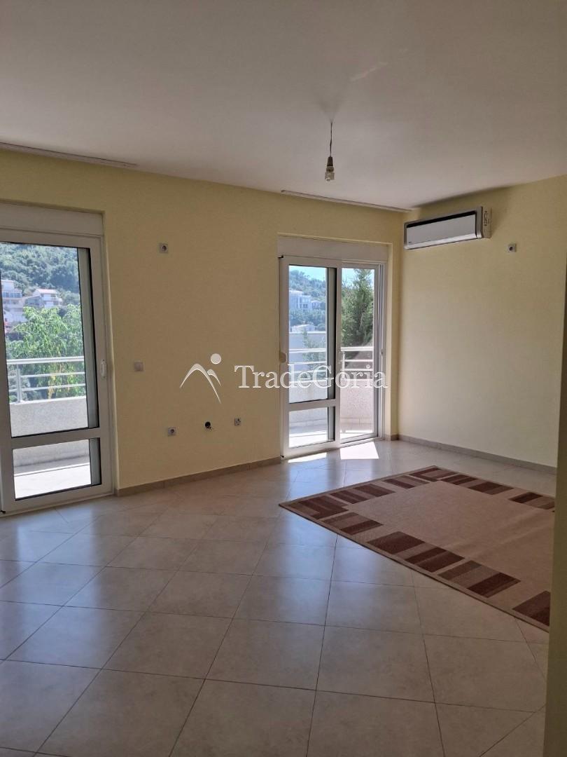Spacious house 30 meters from the sea in Utjeha with a relaxation area and garden on the plot