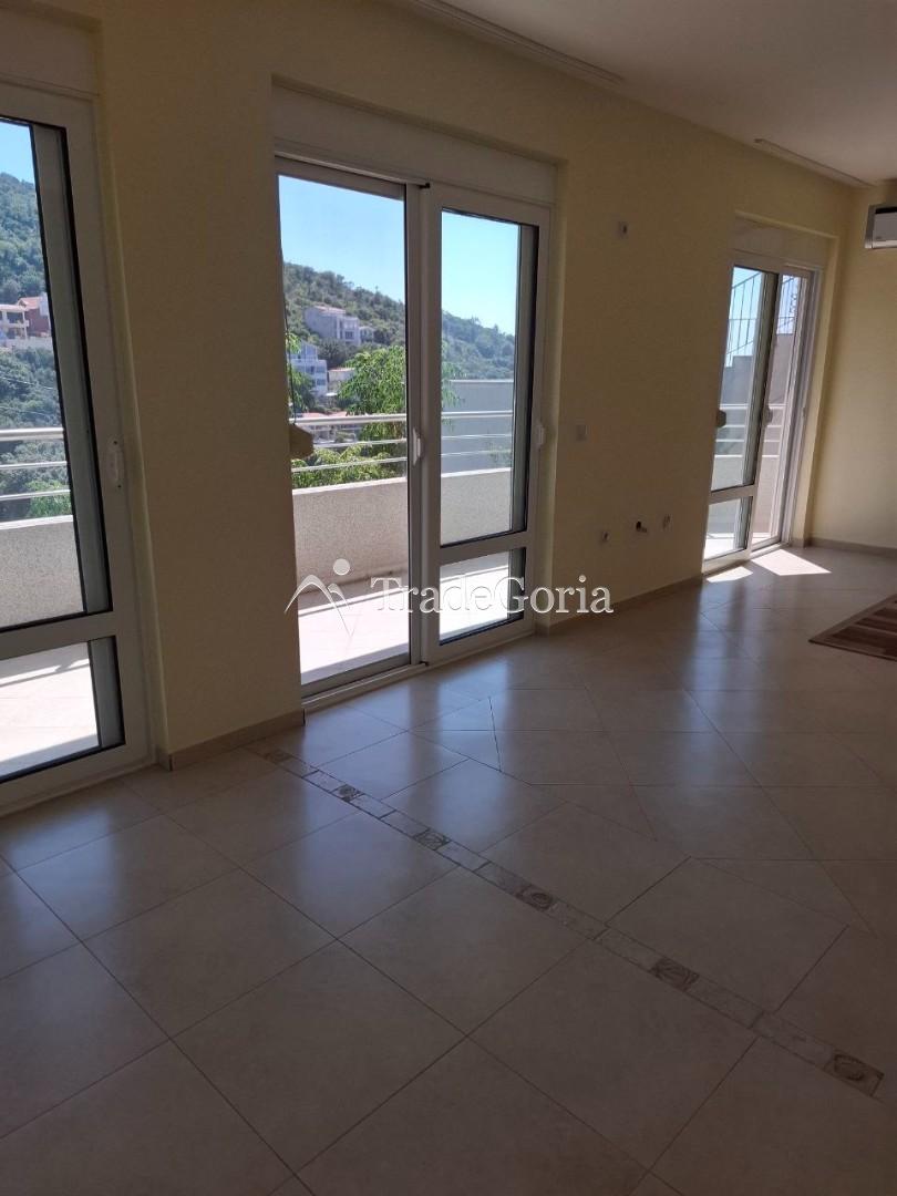 Spacious house 30 meters from the sea in Utjeha with a relaxation area and garden on the plot
