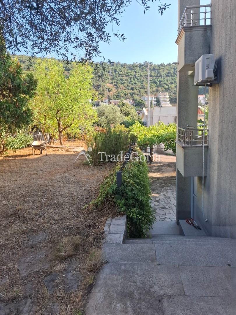 Spacious house 30 meters from the sea in Utjeha with a relaxation area and garden on the plot
