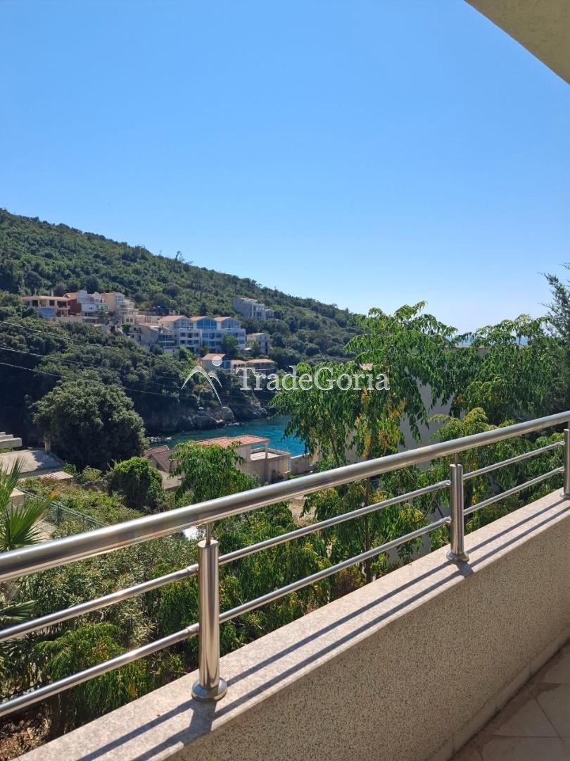 Spacious house 30 meters from the sea in Utjeha with a relaxation area and garden on the plot