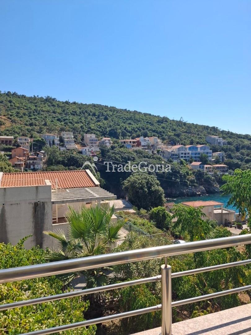 Spacious house 30 meters from the sea in Utjeha with a relaxation area and garden on the plot