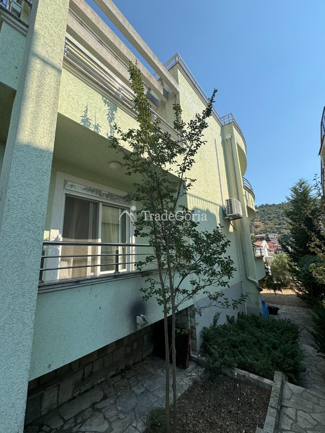 Spacious house 30 meters from the sea in Utjeha with a relaxation area and garden on the plot
