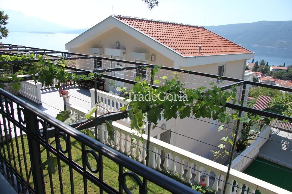Spacious house in Baoshichi with separate apartments and garage