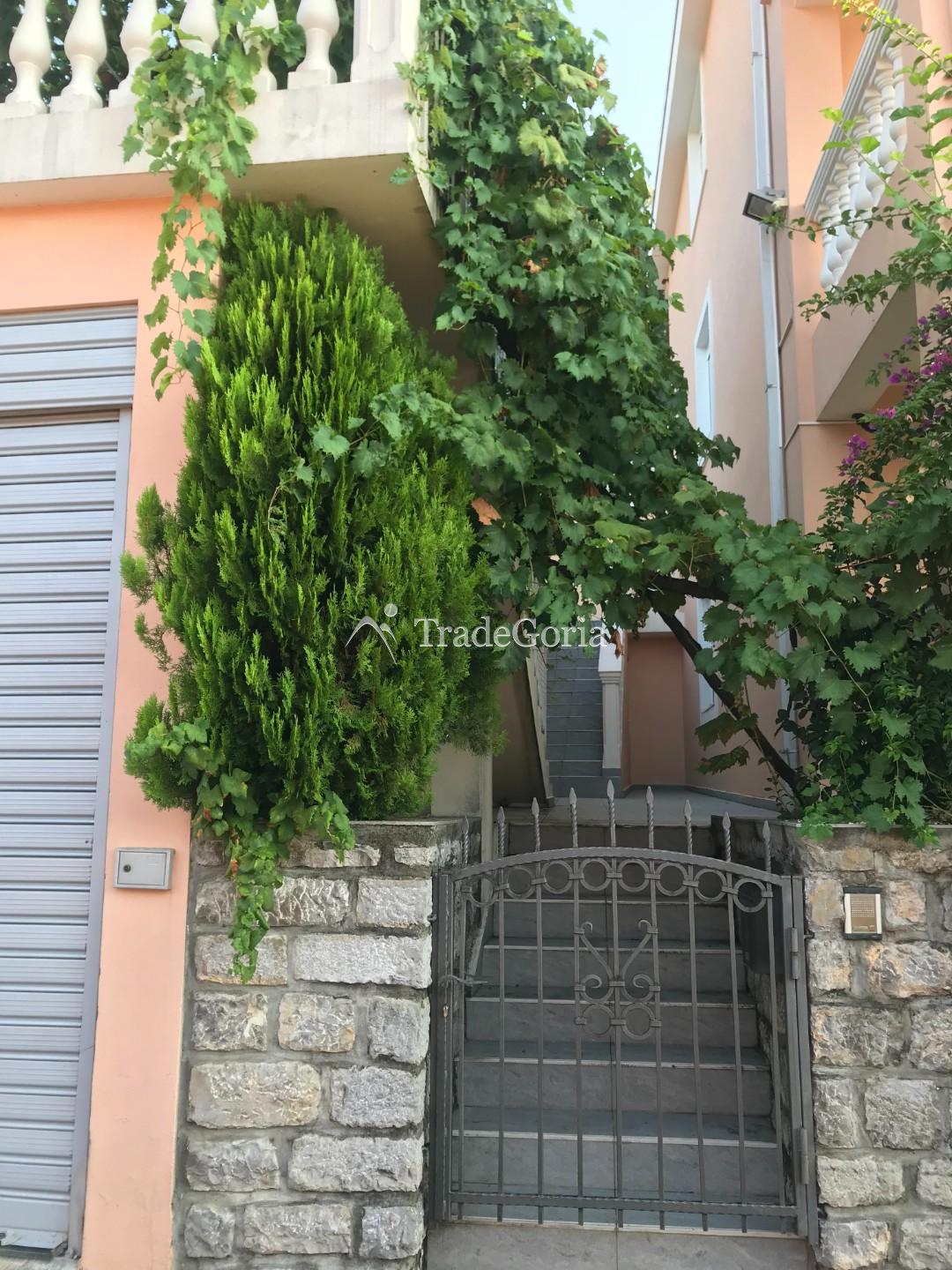 Spacious house in Baoshichi with separate apartments and garage