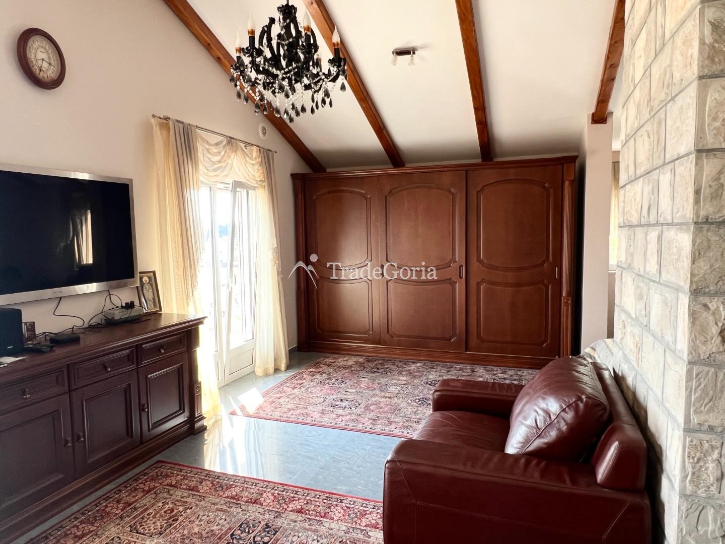 Spacious house in Baoshichi with separate apartments and garage
