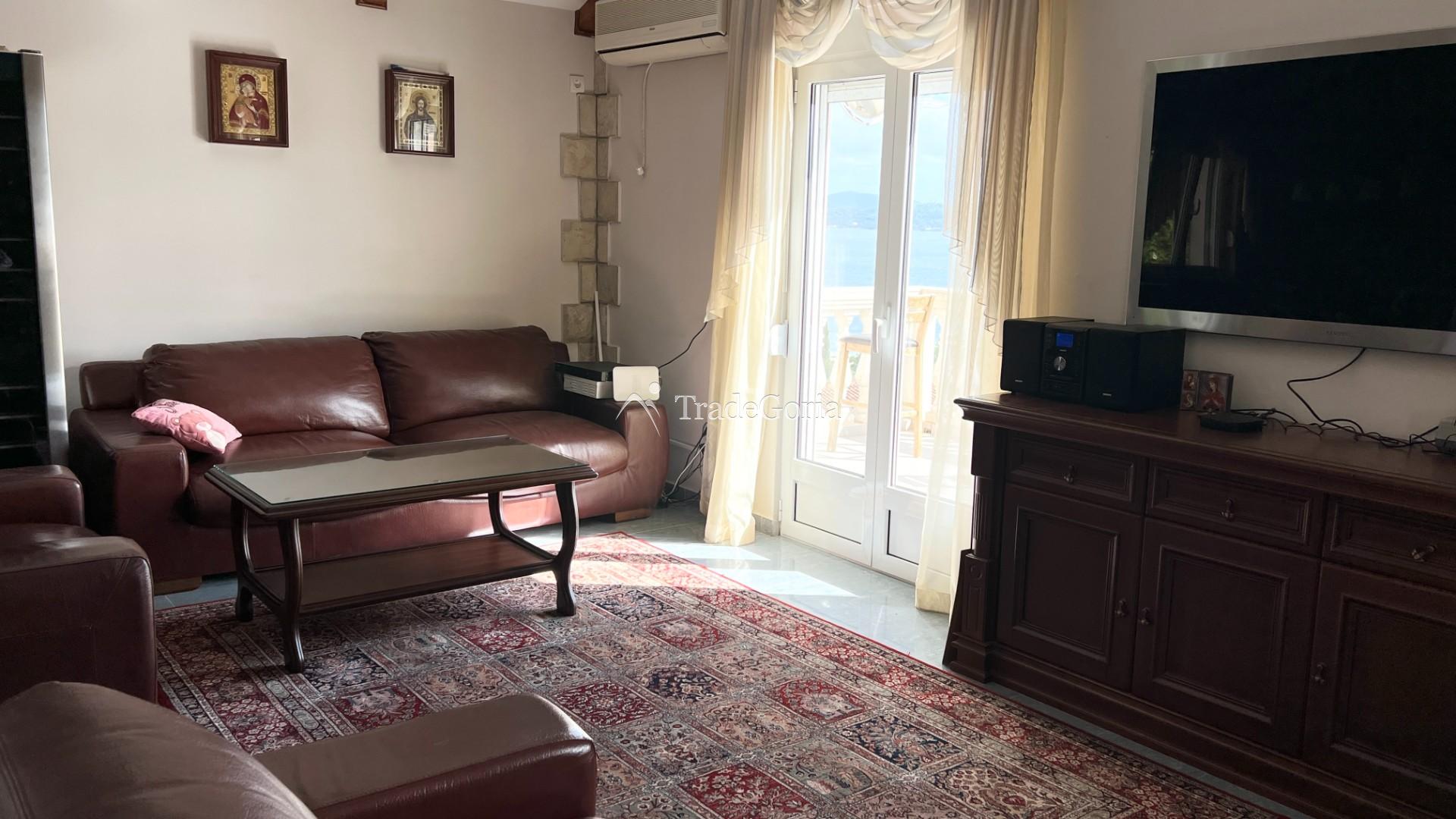 Spacious house in Baoshichi with separate apartments and garage