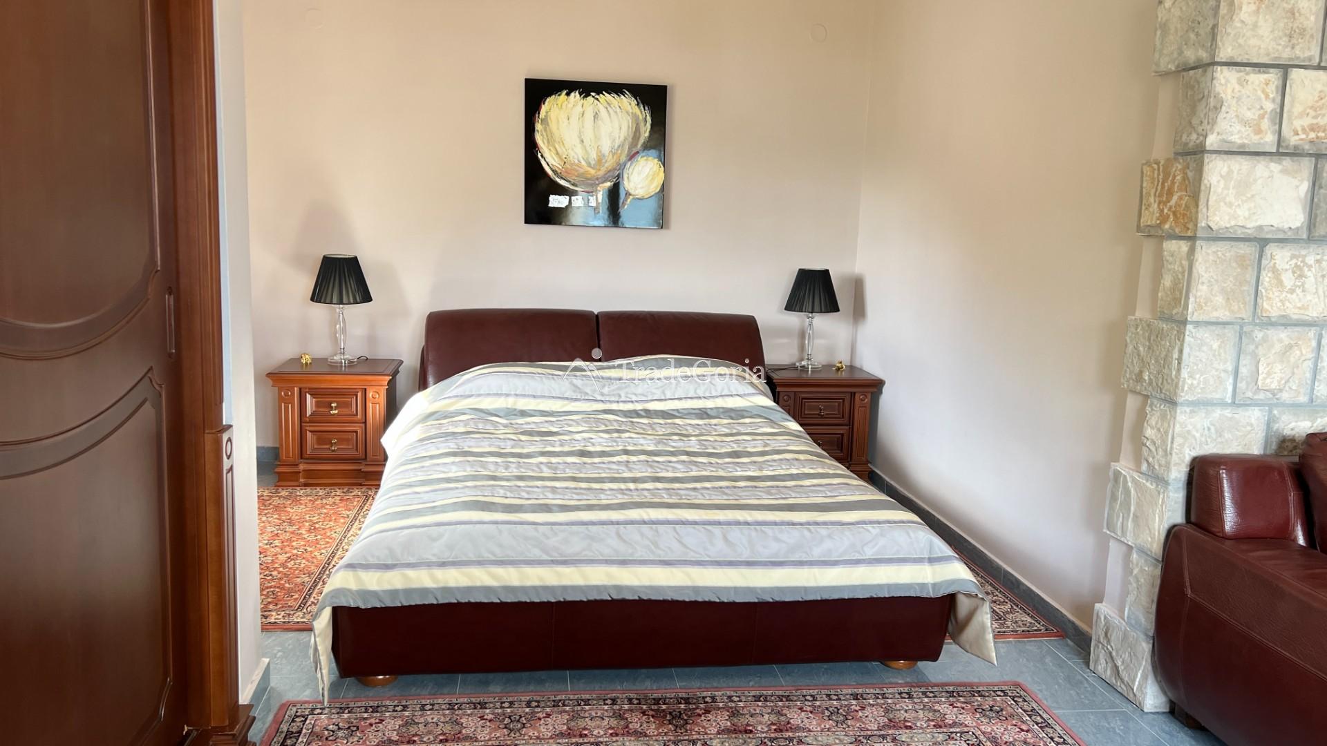 Spacious house in Baoshichi with separate apartments and garage