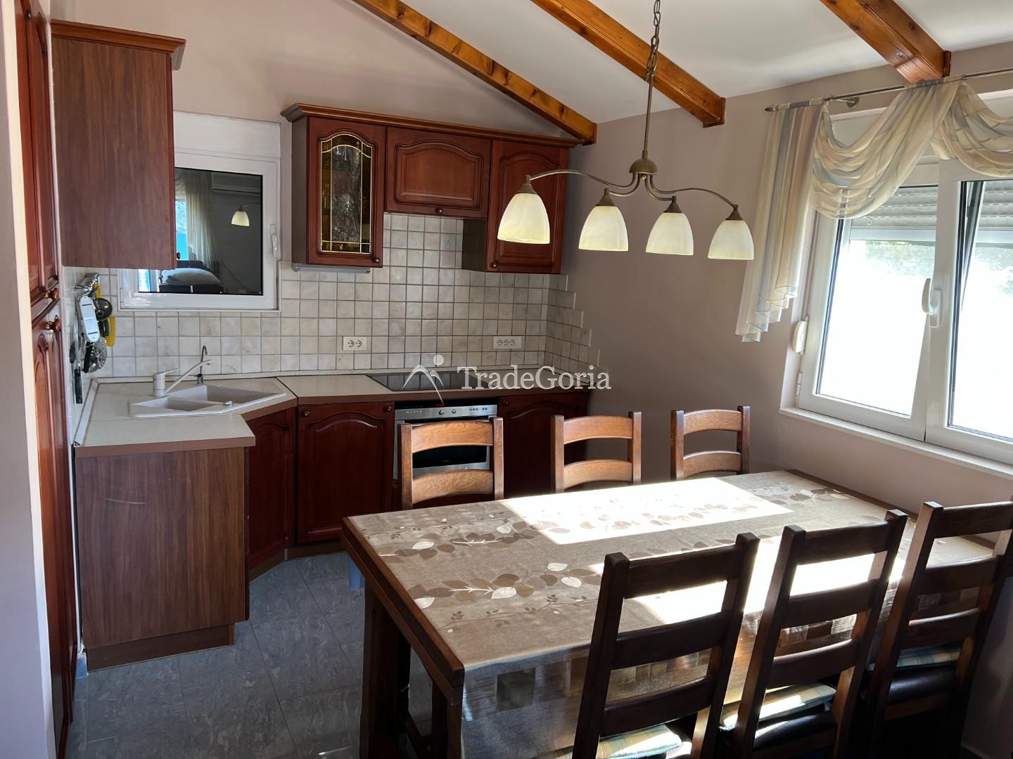 Spacious house in Baoshichi with separate apartments and garage