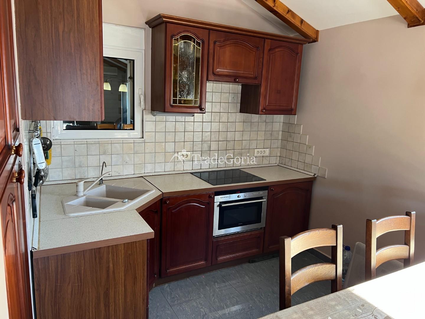 Spacious house in Baoshichi with separate apartments and garage
