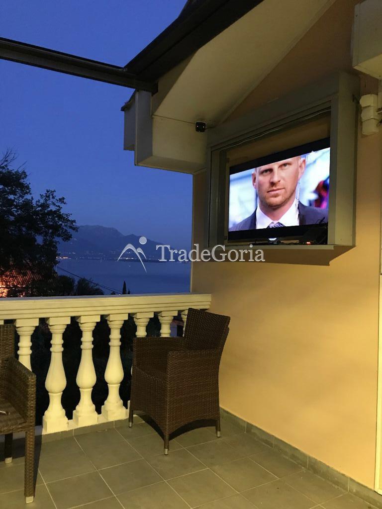 Spacious house in Baoshichi with separate apartments and garage
