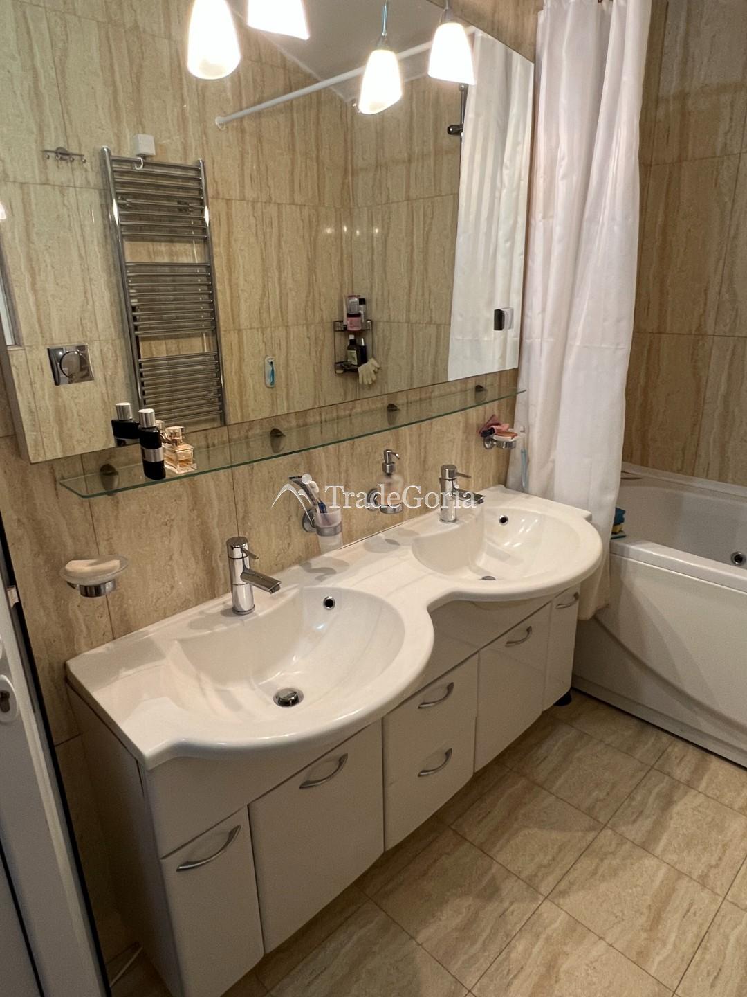 Spacious house in Baoshichi with separate apartments and garage