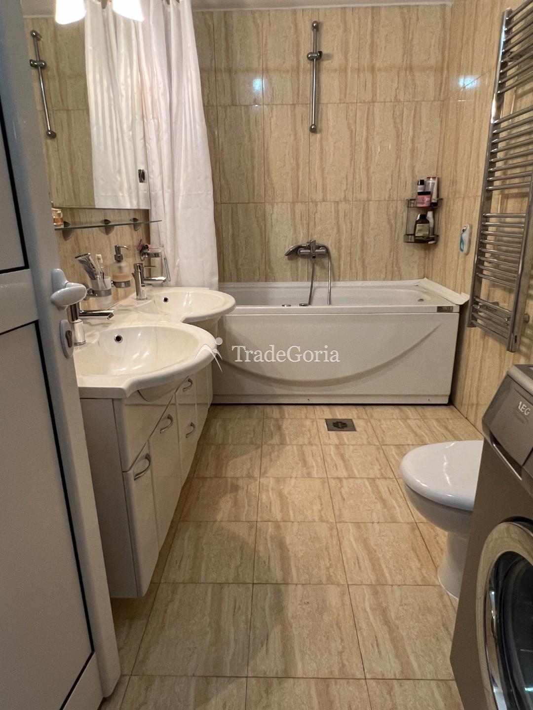 Spacious house in Baoshichi with separate apartments and garage