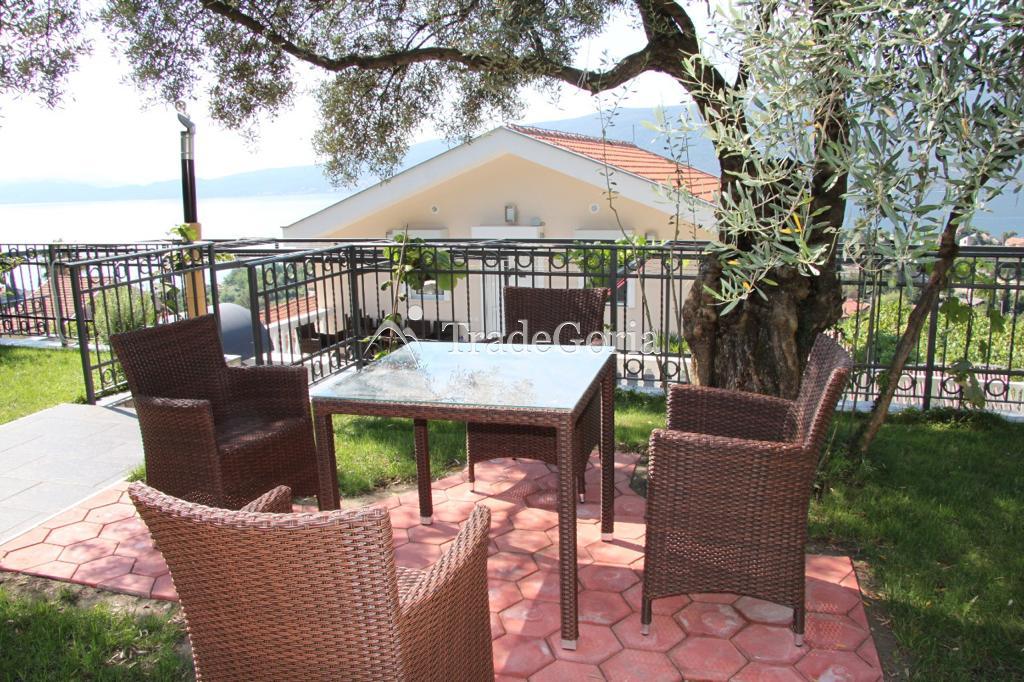 Spacious house in Baoshichi with separate apartments and garage