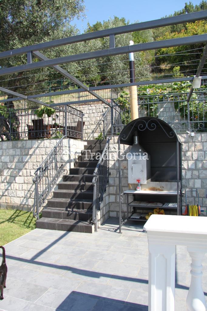 Spacious house in Baoshichi with separate apartments and garage