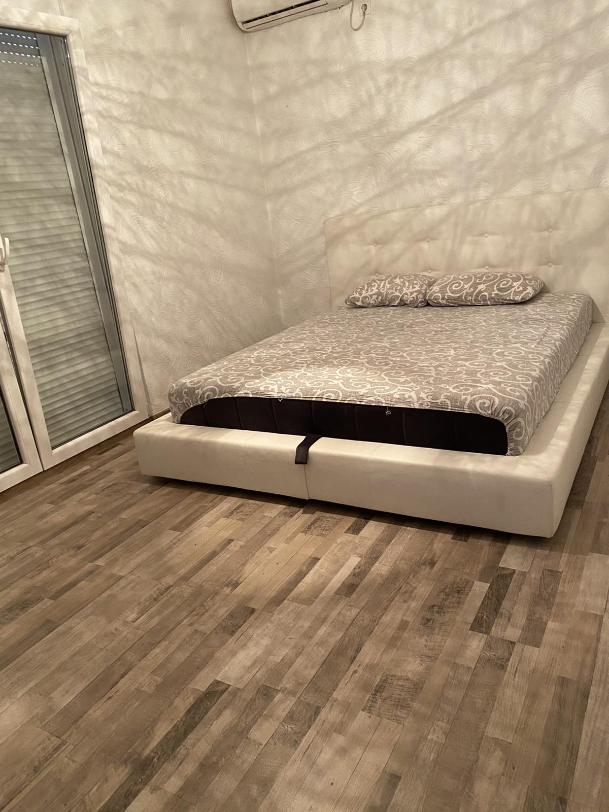 Mieten Sie 2 Zimmer mit 170m2 Fläche mit Bergblick