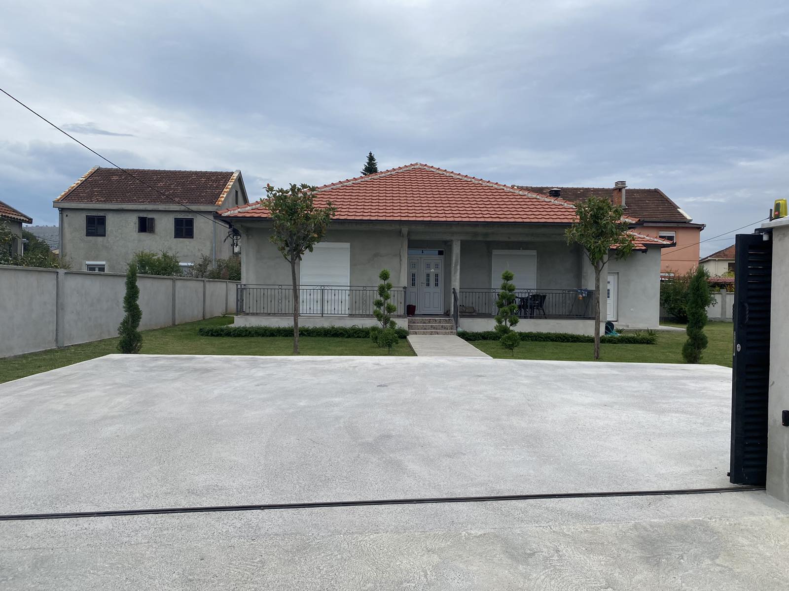 Mieten Sie 2 Zimmer mit 170m2 Fläche mit Bergblick
