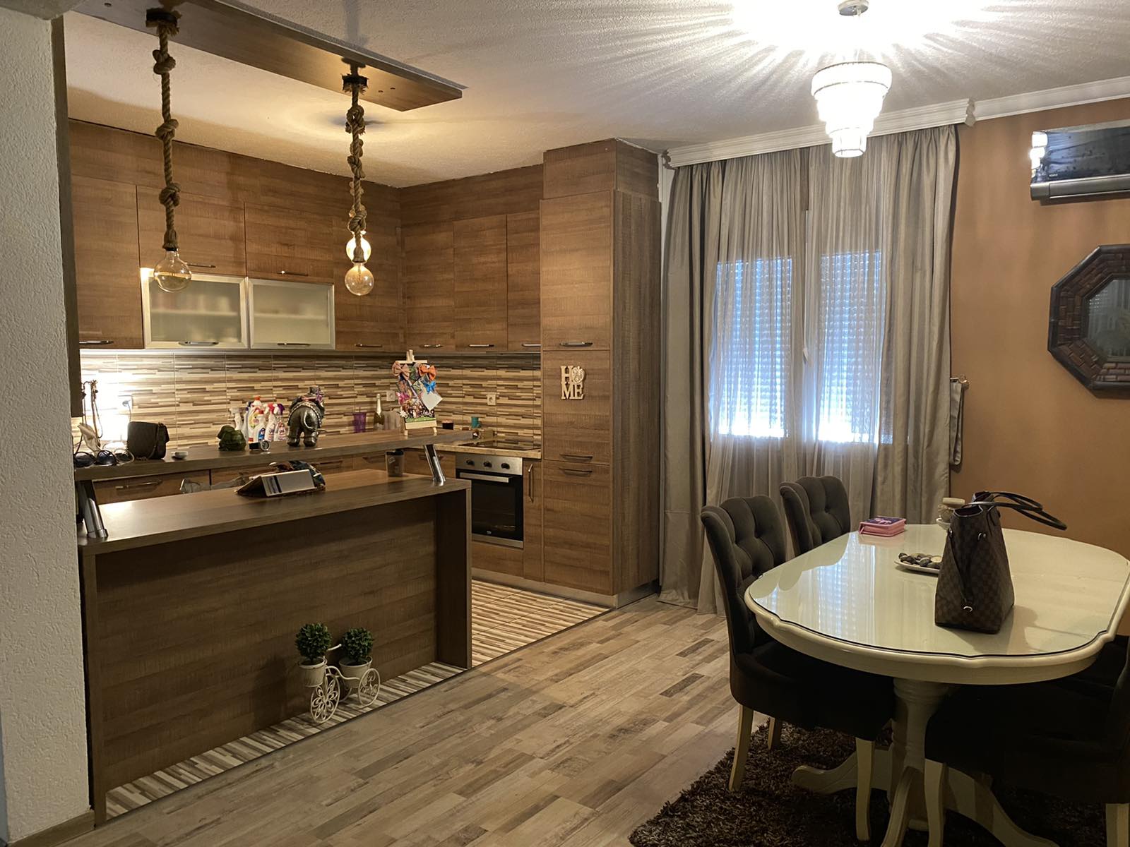 Mieten Sie 2 Zimmer mit 170m2 Fläche mit Bergblick