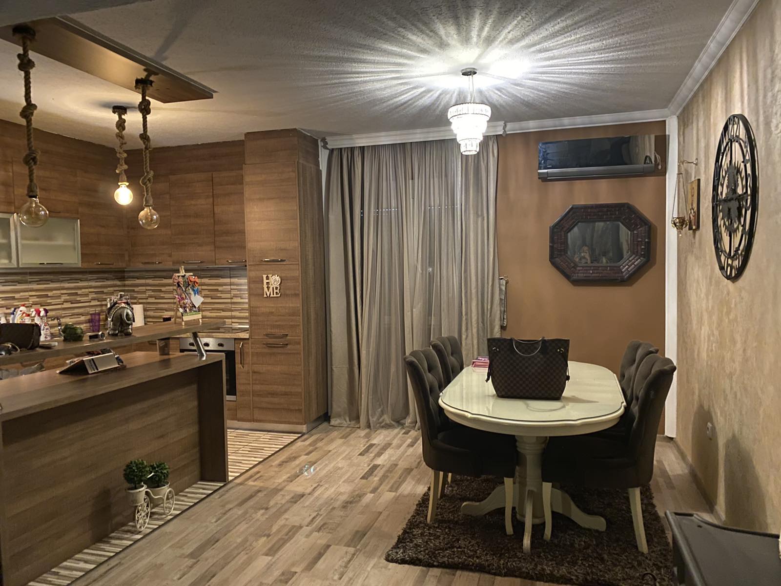 Mieten Sie 2 Zimmer mit 170m2 Fläche mit Bergblick