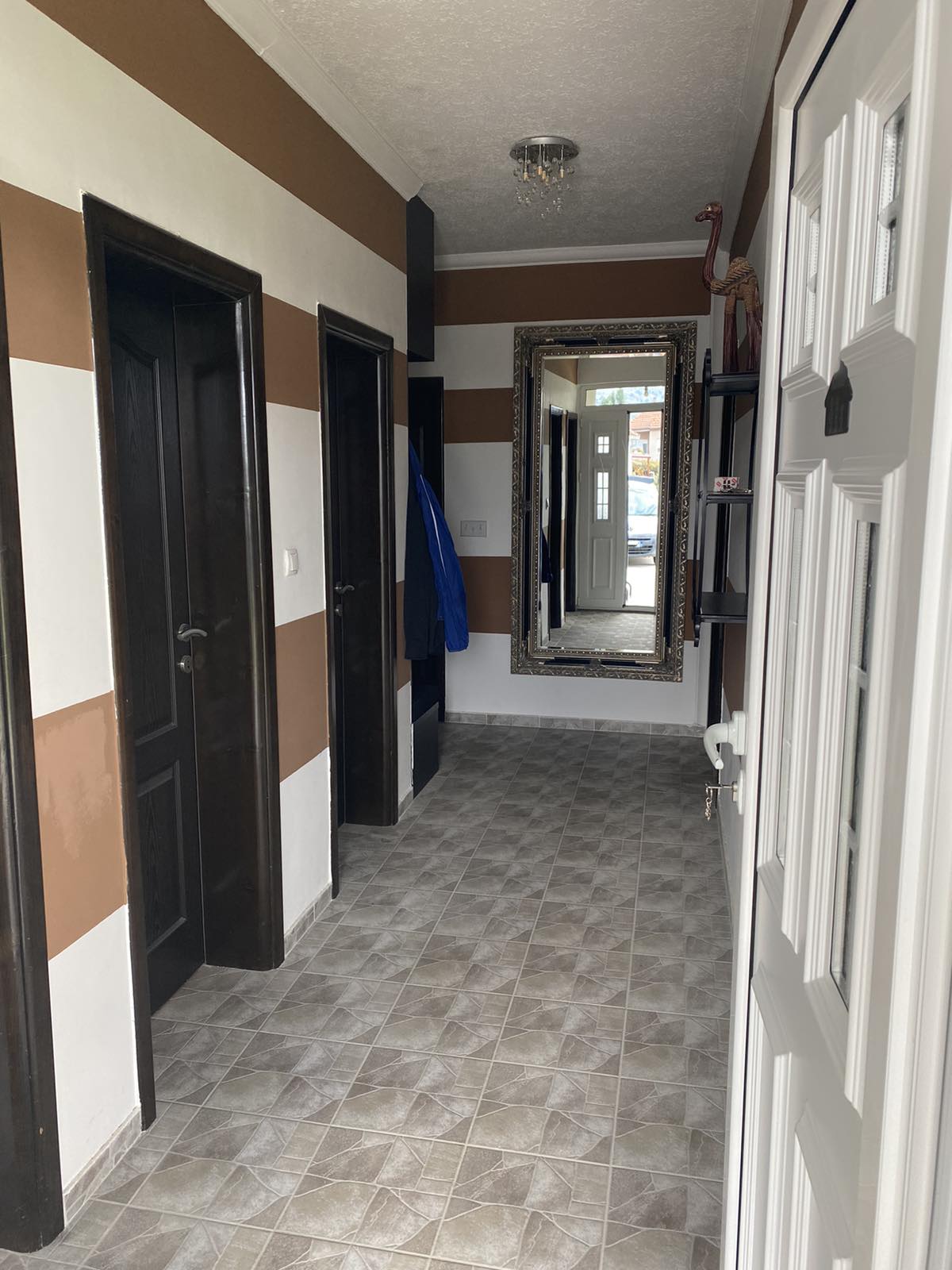 Mieten Sie 2 Zimmer mit 170m2 Fläche mit Bergblick