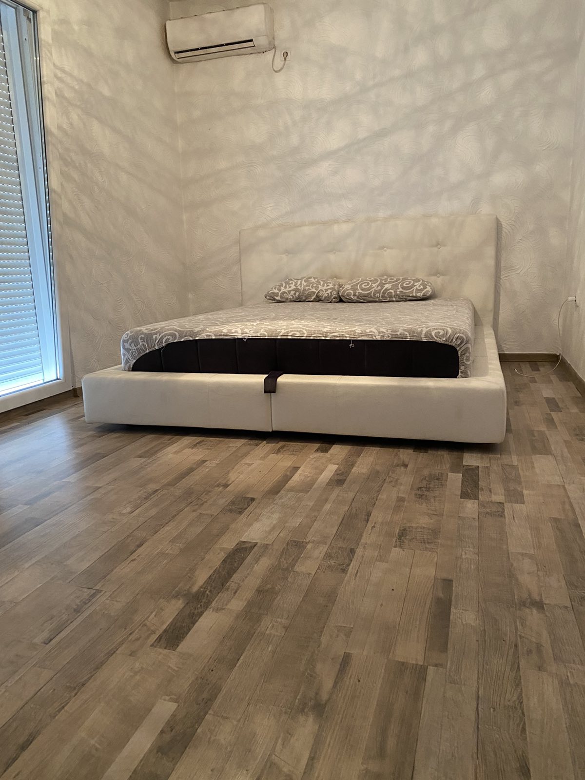 Mieten Sie 2 Zimmer mit 170m2 Fläche mit Bergblick