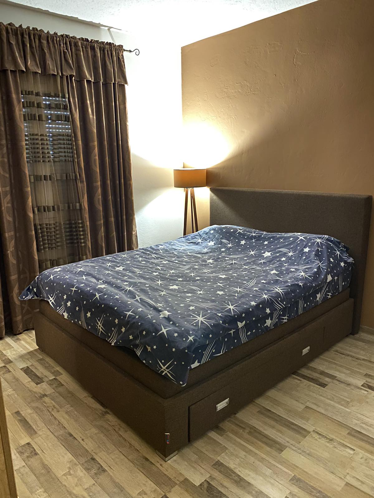 Mieten Sie 2 Zimmer mit 170m2 Fläche mit Bergblick