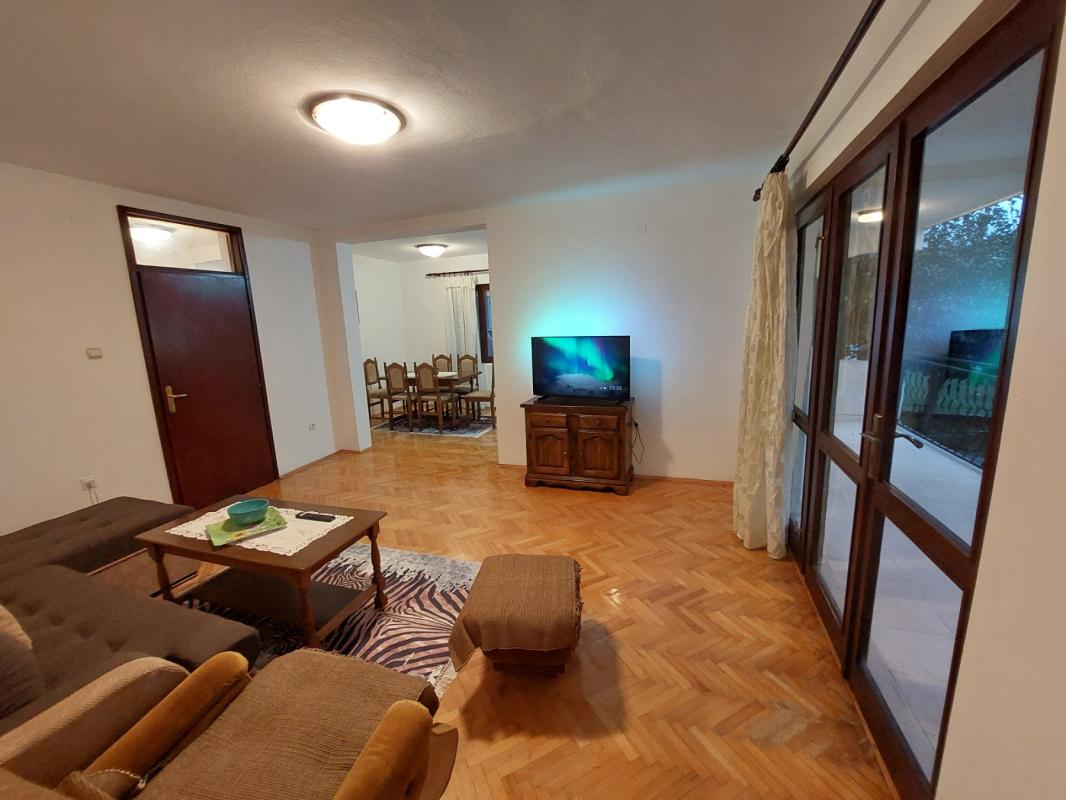 Miete eine 2-Zimmer-Wohnung in Meeresnähe in einer Bar.
