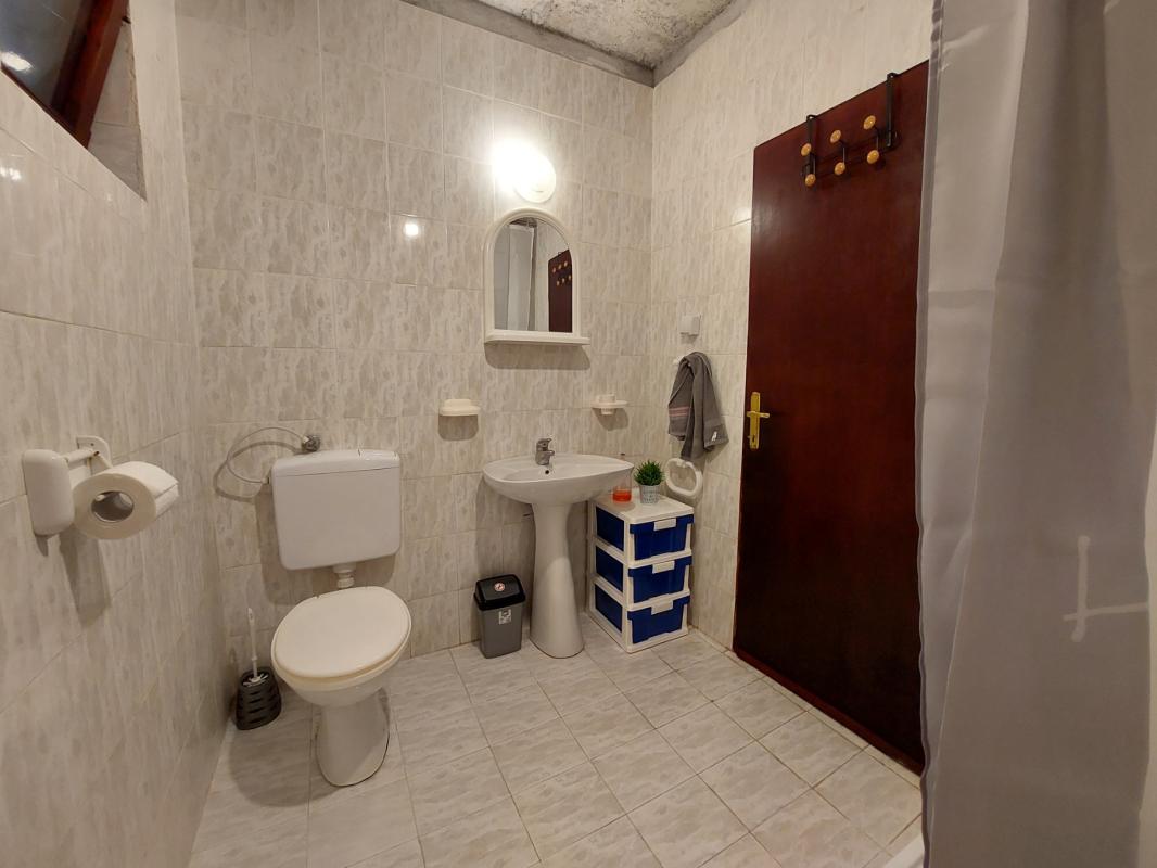Miete eine 2-Zimmer-Wohnung in Meeresnähe in einer Bar.