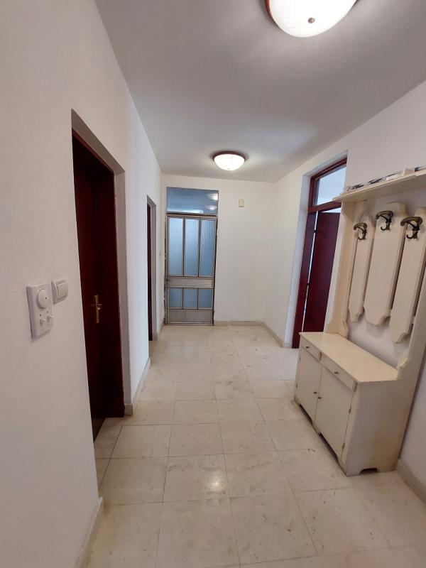 Miete eine 2-Zimmer-Wohnung in Meeresnähe in einer Bar.