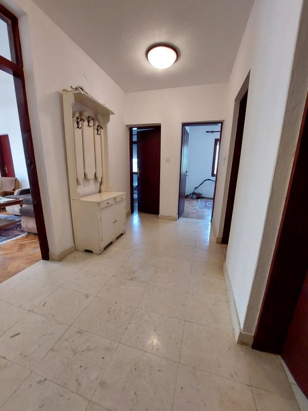Miete eine 2-Zimmer-Wohnung in Meeresnähe in einer Bar.