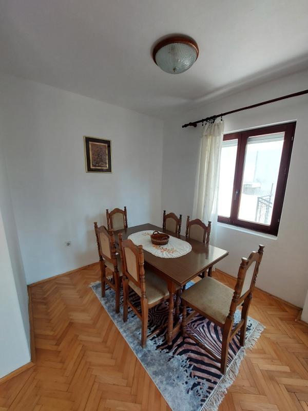 Miete eine 2-Zimmer-Wohnung in Meeresnähe in einer Bar.