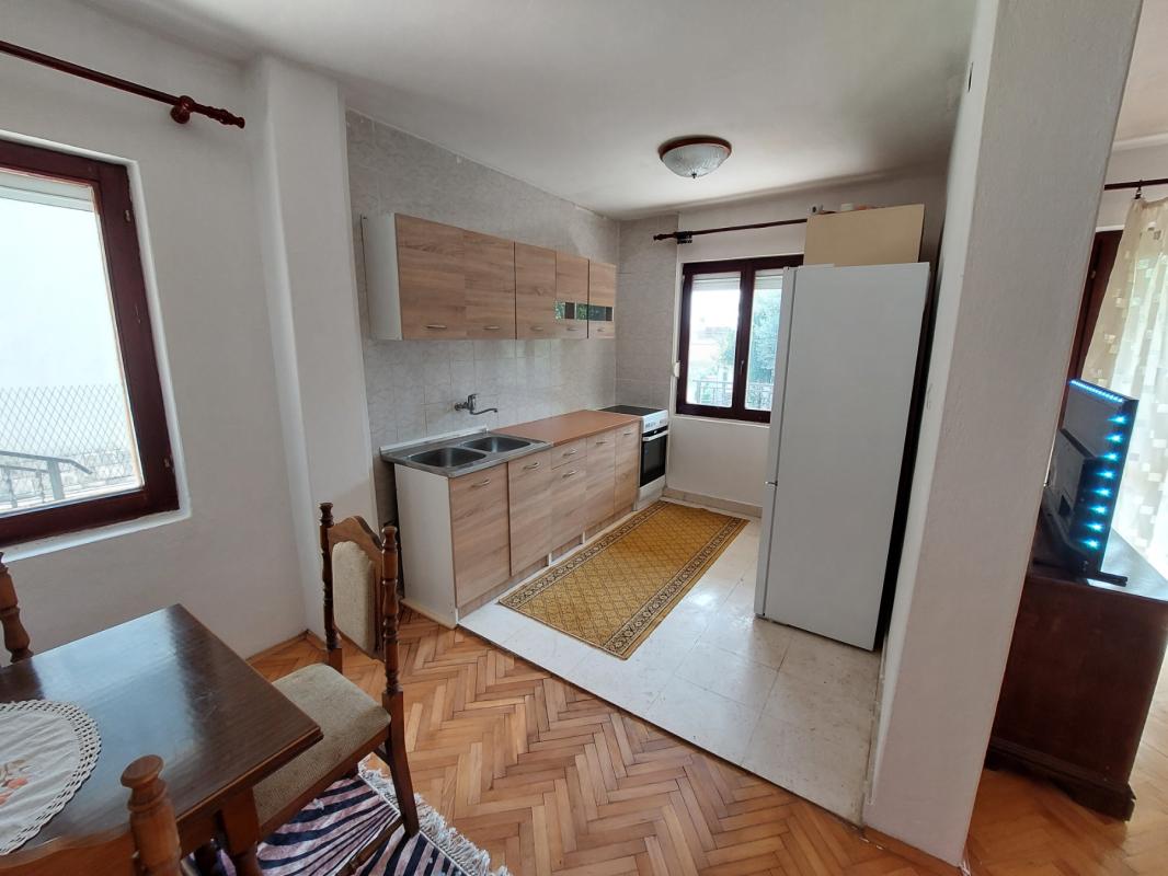 Miete eine 2-Zimmer-Wohnung in Meeresnähe in einer Bar.