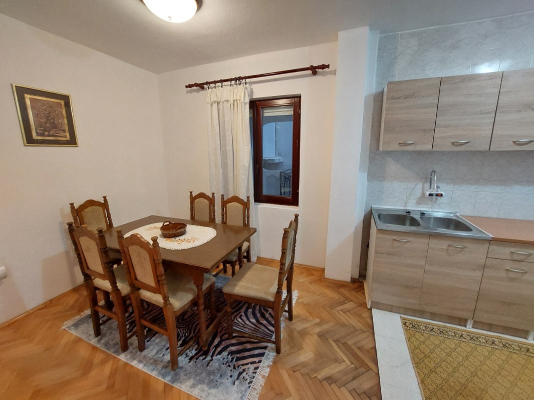 Miete eine 2-Zimmer-Wohnung in Meeresnähe in einer Bar.
