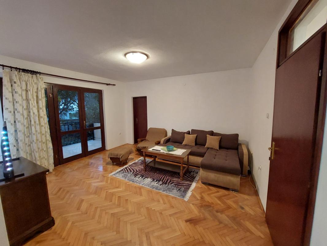 Miete eine 2-Zimmer-Wohnung in Meeresnähe in einer Bar.