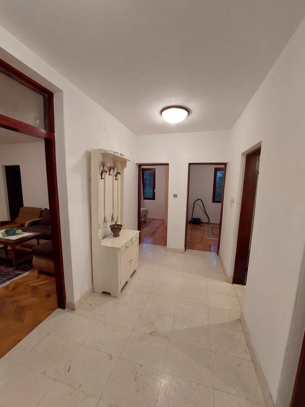 Miete eine 2-Zimmer-Wohnung in Meeresnähe in einer Bar.