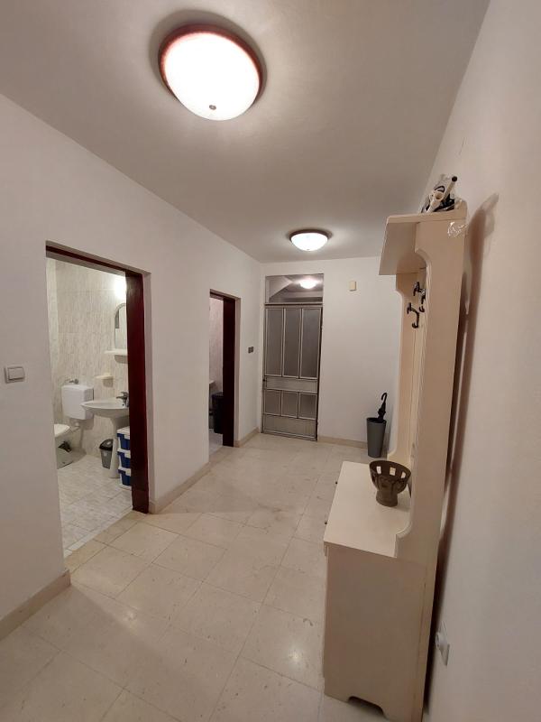Miete eine 2-Zimmer-Wohnung in Meeresnähe in einer Bar.