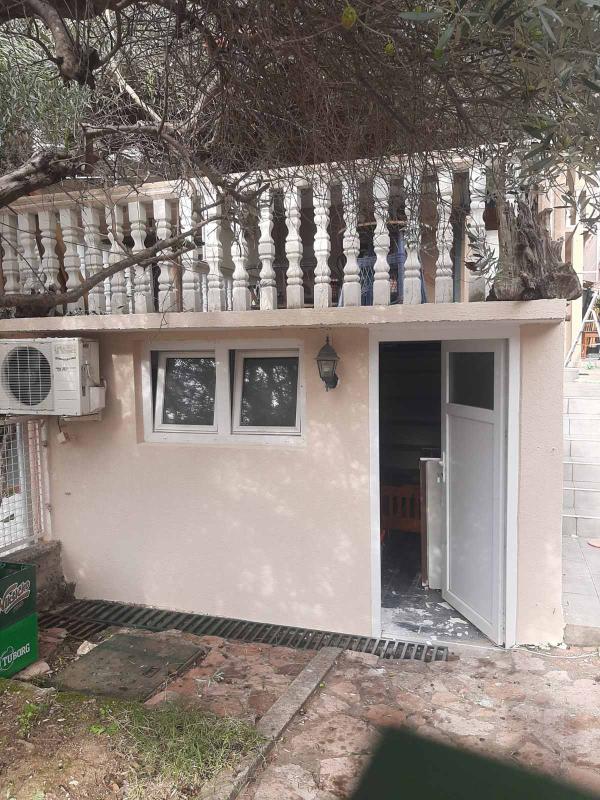 Sale of a house with apartments for rent in Sutomore, Bar.