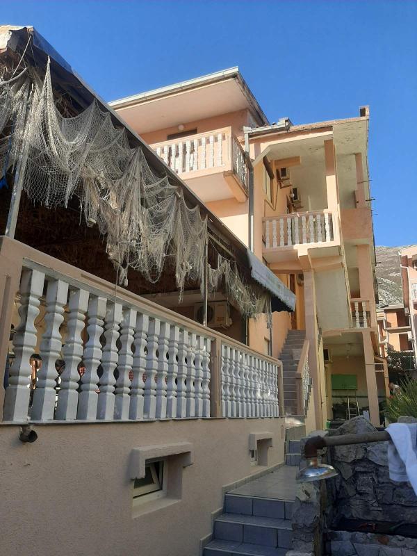Sale of a house with apartments for rent in Sutomore, Bar.