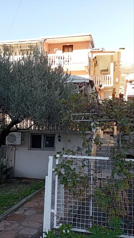 Sale of a house with apartments for rent in Sutomore, Bar.