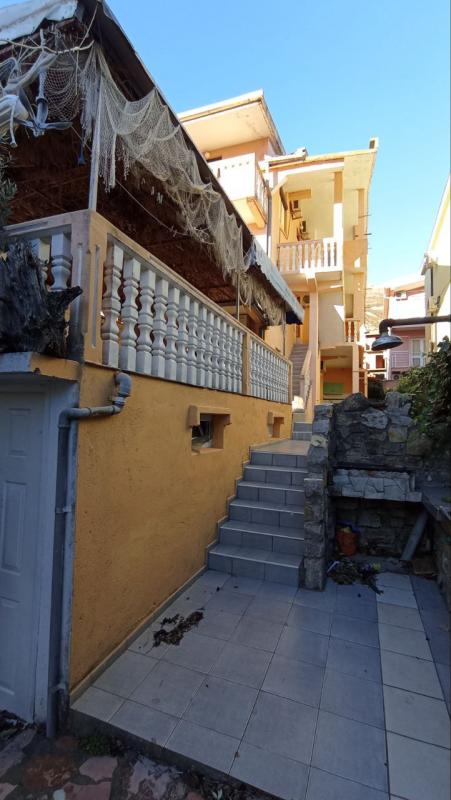 Sale of a house with apartments for rent in Sutomore, Bar.