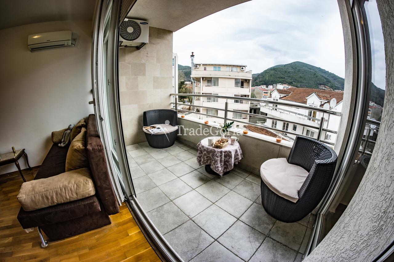 For rent in season spacious studio in Budva.